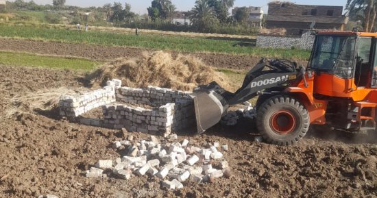 إزالة تعديات على مساحة 2550 مترا فى مدينة أرمنت بالأقصر.. صور