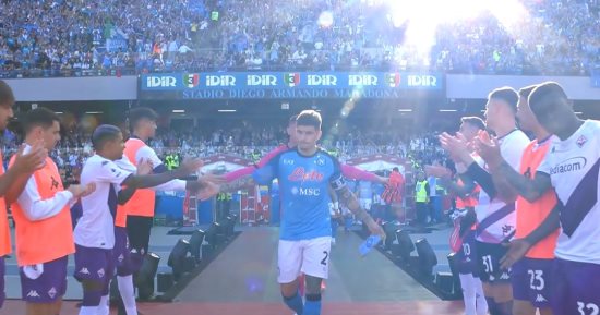 نابولي ضد فيورنتينا.. الفيولا ينظم ممرا شرفيا لبطل الدوري قبل انطلاق المباراة