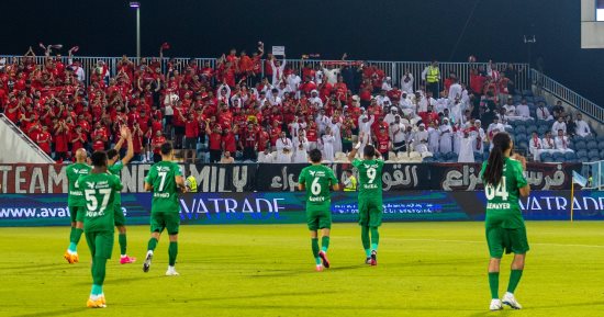 شباب الأهلي يتوج بلقب الدوري الإماراتي للمرة الثامنة بتاريخه.. صور