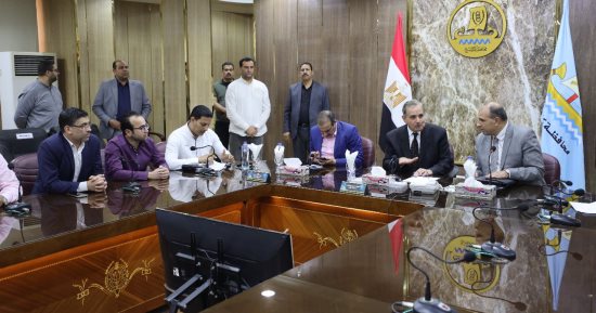 محافظ كفر الشيخ يبحث مع وفد التنظيم والإدارة توفيق أوضاع المتعاقدين