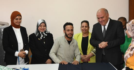 محافظ قنا يتفقد ورش تدريب الفتيات على الحياكة بفرع "القومى للمرأة"