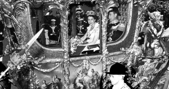 تتويج الملك تشارلز.. شاهد مراسم تتويج الملكة اليزابيث الثانية عام 1953؟