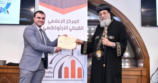 البابا تواضروس الثانى يكرم الزميل محمد الأحمدى لتميزه فى تغطية الملف القبطى