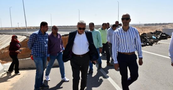 مسئولو "الإسكان" يتفقدون مشروعات الطرق الجارى تنفيذها بالقاهرة الجديدة