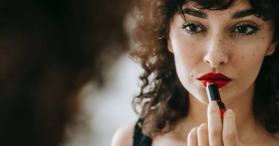 8 نصائح تضمن حصولك على مكياج مثالي مقاوم للعرق في الصيف