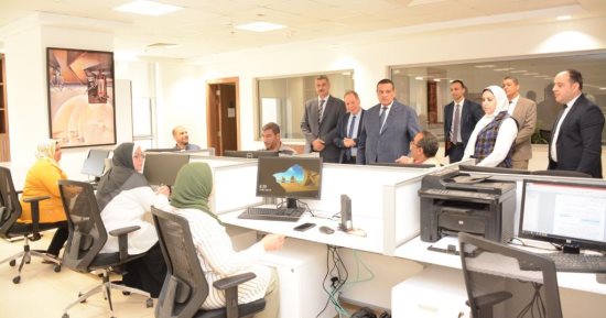وزير التنمية المحلية يباشر عمله رسميا من مقر العاصمة الإدارية الجديدة.. صور