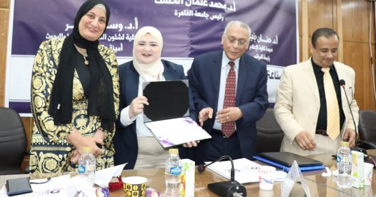 الأكاديميون والممارسون يناقشون حدود تأثير ظاهرة "المؤثرون" بإعلام القاهرة.. صور