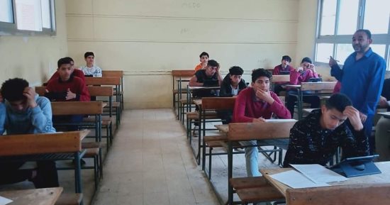 طلاب ثانوى عام يؤدون الامتحانات الإلكترونية دون مشكلات فى السيستم.. صور