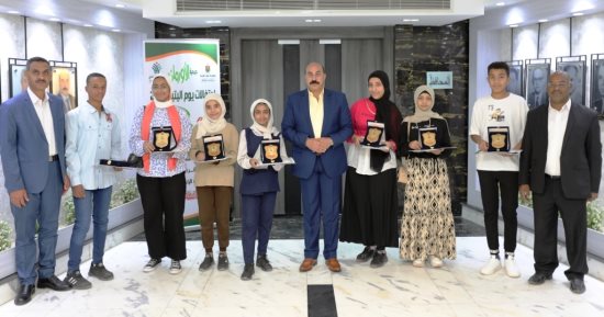 محافظ أسوان يكرم 10 طلاب متفوقين علميًا و5 عرائس من الأيتام