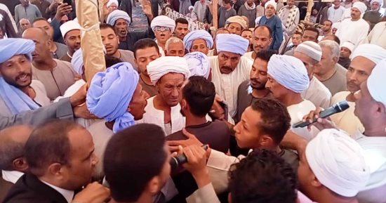 بحضور 5 آلاف شخص.. "الكفن" ينهى خصومة ثأرية بين عائلتين بنجع المويسات بأسوان