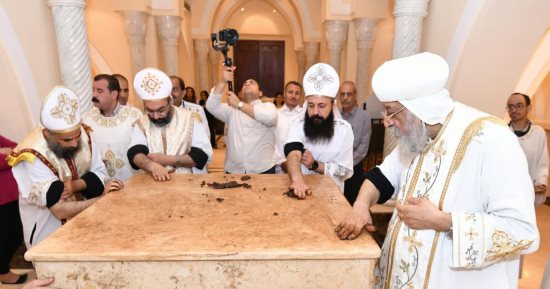 50 سنة على عودته.. تطييب رفات القديس أثناسيوس بيد قداسة البابا