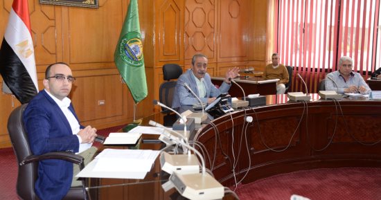 محافظ الإسماعيلية يبحث سُبل حل مشكلة الصرف الصحي بمدينة القنطرة شرق 