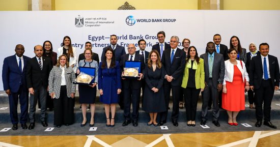 رانيا المشاط تُكرم المدير القطرى للبنك الدولى ومدير العمليات تقديرًا لجهودهما