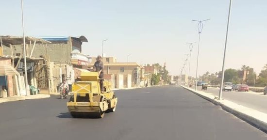تحول إلى محور مرورى حيوى.. رصف الطبقة السطحية لطريق المنصورية بكرداسة