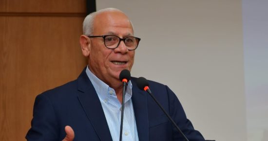 محافظ بورسعيد يدير حوارا مفتوحا مع الشباب حول عدة قضايا ويستمع لآرائهم