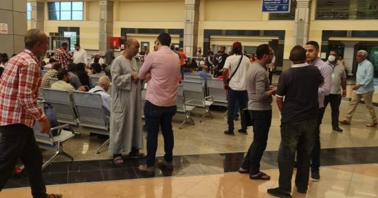 "التضامن" توزع 500 وجبة غذائيّة على العائدين من السودان عبر ميناء سفاجا