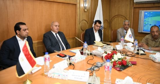 محافظ قنا: نبحث تذليل العقبات أمام مشروع القطار الكهربائى السريع