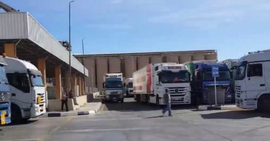 تعرف على خط سير الشاحنات المختلفة فور وصولها ميناء سفاجا حتى خروجها.. صور