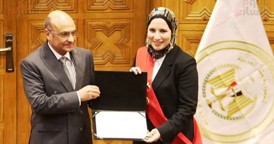 وزير العدل يسلم أوائل القاضيات بدورة التكوين الأساسى شهادات تقدير.. صور