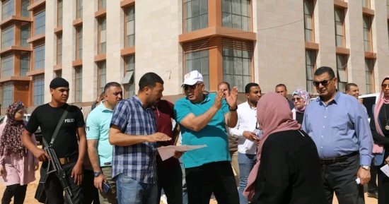محافظ الوادي الجديد يتفقّد سير الأعمال بمجمع المصالح الحكومية المميكن.. صور