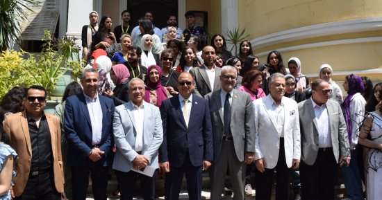 رئيس جامعة حلوان يشهد انطلاق جائزة نوار للرسم بكلية الفنون الجميلة.. صور