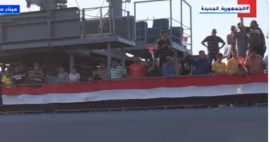 كرامة المصريين على رأس أولويات الدولة.. وصول عالقين مصريين وجنسيات أجنبية إلى ميناء سفاجا بعد إجلائهم من السودان الشقيق.. وإكسترا نيوز: السفينة تضم 270 شخصا.. وخلية أزمة لتأمين أبناء الجالية المصرية.. فيديو