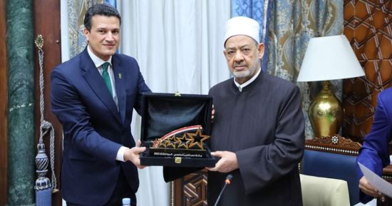 الإمام الأكبر يكرم مركز الأزهر العالمى للفتوى الإلكترونية