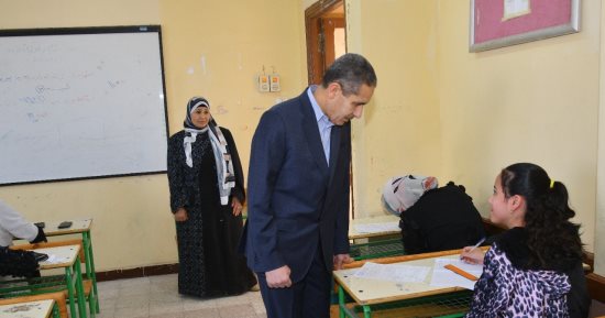 محافظ الغربية يتفقد امتحانات نهاية العام بمدارس بسيون