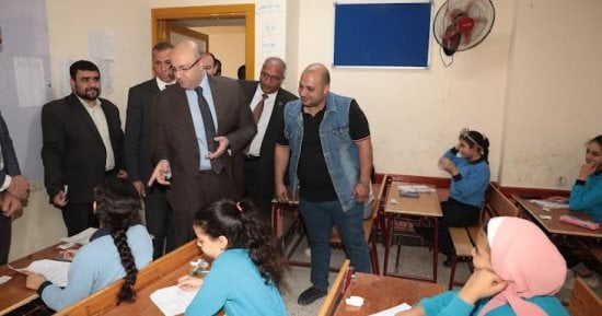 محافظ بنى سويف يتفقد امتحانات الفصل الدراسى الثانى لطلاب السادس الابتدائى