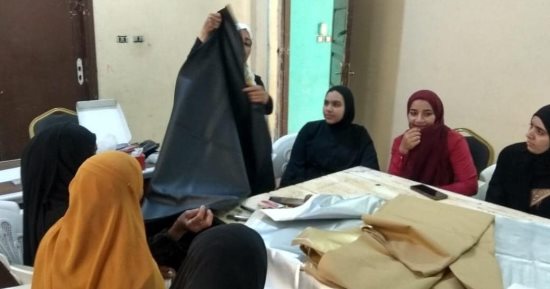 "علمنى حرفة".. مبادرة بالأقصر لتعليم السيدات حرفا يدوية بمراكز الشباب.. صور