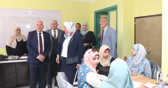 نقيب المعلمين يتفقد مركز تدريب الناجحين فى مسابقة "30 ألف معلم" بالفيوم