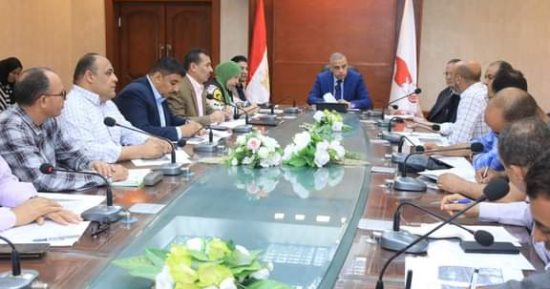محافظ سوهاج يبحث الموقف التنفيذى لمشروع البنية التحتية للمناطق الصناعية