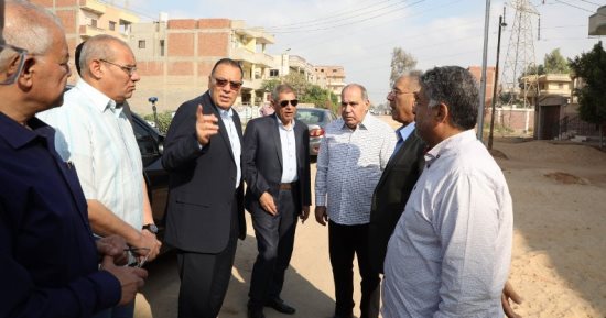 محافظ الشرقية يتفقد أعمال توسعة ورصف وازدواج طريق الزقازيق الغار.. صور