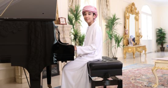 طفل إماراتي يتحدى "التوحد" بالموسيقى ويحصد المركز الأول للموهوبين على مستوى الخليج
