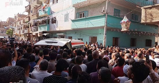 قنا تودع بكرى المحب للخير.. الآلاف يشيعون جثمان عضو مجلس الشيوخ والكاتب الصحفى محمود بكرى من مسقط رأسة قرية "المعنا" فى محافظة قنا.. والرجال والنساء يلقون عليه النظرة الأخيرة بالبكاء والحزن