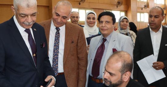 رئيس جامعة المنوفية يتفقد امتحانات الدراسات العليا بكلية الطب