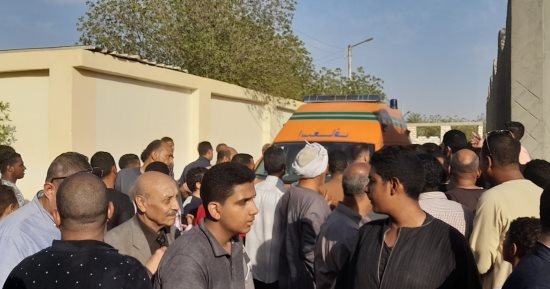 إصابة الكاتب الصحفى مصطفى بكرى بحالة إغماء أثناء تشييع جثمان شقيقه "محمود"