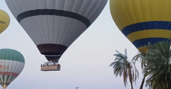 سماء الأقصر تشهد تحليق 52 رحلة بالون طائر تقل 1450 سائحاً .. صور