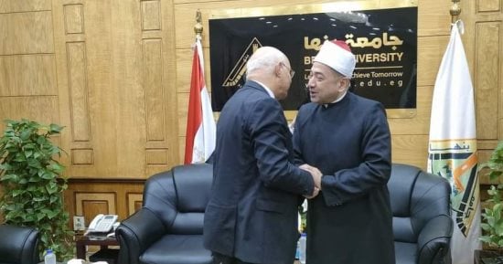 مدير أوقاف القليوبية يسلم موسوعة الثقافة الإسلامية لرئيس جامعة بنها