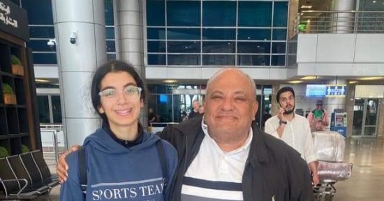 رئيس اتحاد الاسكواش يستقبل أمينة عرفى بطلة الناشئين فى مطار القاهرة