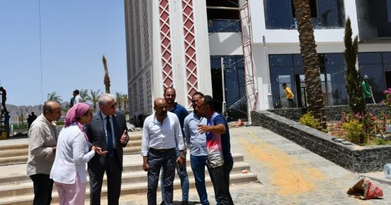 محافظ جنوب سيناء يتفقد أعمال ميدان المصطفى والمول التجارى بشرم الشيخ