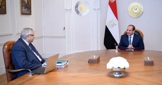 الرئيس السيسى يجتمع بمستشاره لشئون الصحة لمتابعة الموقف التنفيذى لعدد من المبادرات القومية.. يطلع على تطبيق منظومة التأمين الصحى الشامل.. ويوجه بتعزيز استمرارية نجاح المبادرات وتحسين الخدمة الصحية للمواطنين