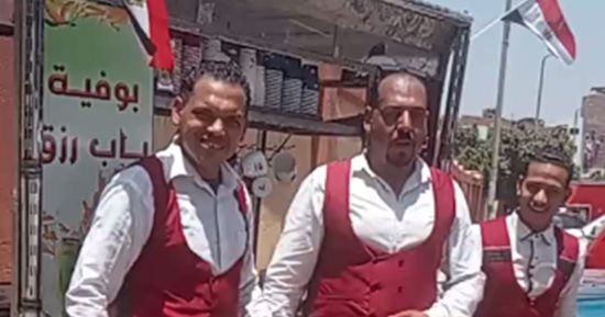 قصة 3 أصدقاء حولوا عربة خردة لكافيه متنقل بشوارع نجع حمادى.. صور