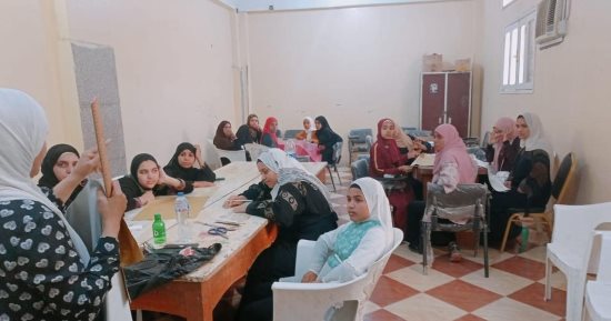 ورش ودورات تدريبية لتعليم السيدات صناعة الجلود بمركز شباب المريس فى الأقصر.. صور