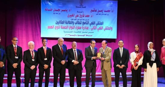رئيس جامعة الأقصر يهنئ طالبة لحصدها المركز الثالث بمسابقة الطالب المثالى للجامعات