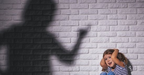كيف تحمى الأطفال الذين شهدوا وقائع عنف منزلي؟.. "ساعدهم قبل ما تبقى تروما"