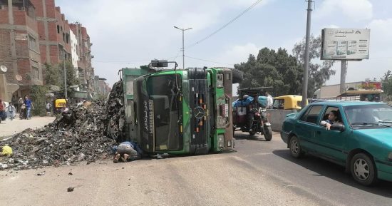 انقلاب سيارة نقل محملة بالقمامة على طريق طنطا إسكندرية الزراعى