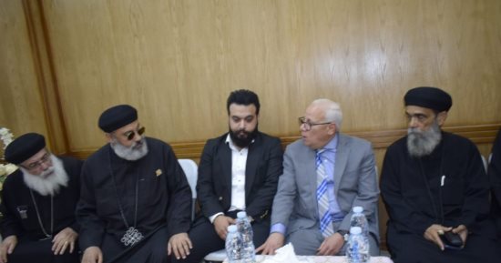 محافظ بورسعيد يقدم العزاء فى وفاة راعى كنيسة مارمينا