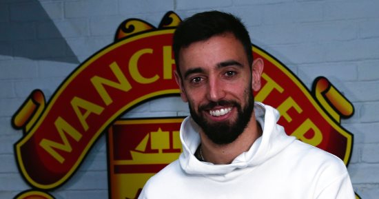 برونو فيرنانديز يتسلم جائزة أفضل لاعب فى مانشستر يونايتد لشهر أبريل