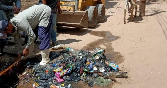 حملات مكثفة للنظافة والتشجير ورفع القمامة بمركز سنورس بالفيوم 